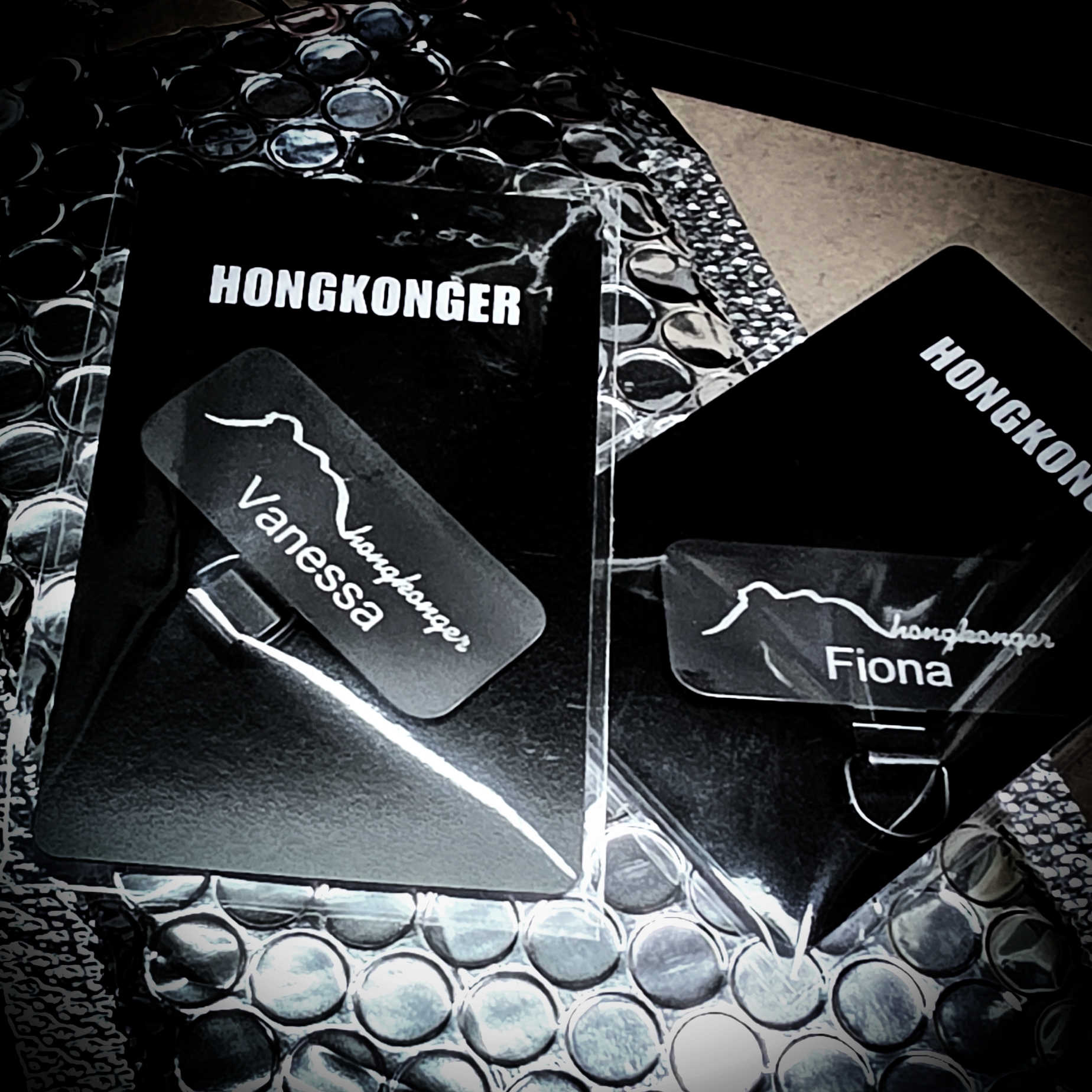 ​【解放雙手・防斷必備】不銹鋼金屬電話掛繩通用貼片 (可免費客製刻名)