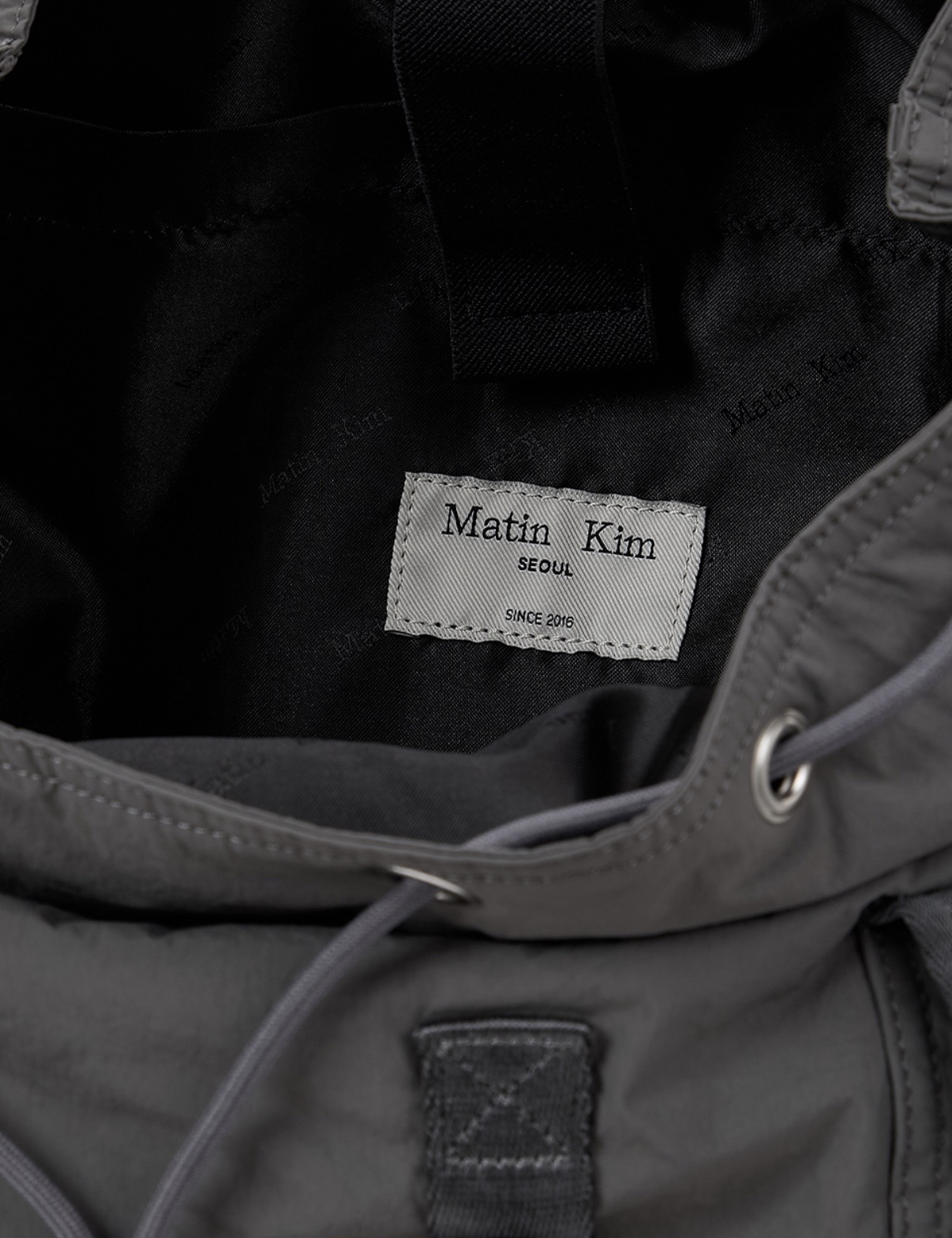 MATIN KIM特價場 POCKET UTILITY LARGE BACK PACK IN CHARCOAL