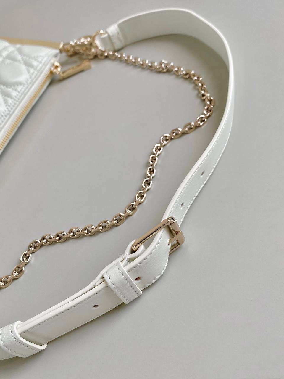 🈶老花蓝 𝗗𝗜𝗢𝗥 𝗰𝗹𝘂𝗯腋下包 又添一新包型，复古味十足 两侧的小金属压褶就很有看点了 可拆卸链条肩带➕皮肩带，自由切换 搭配个长肩带也很可，多种时髦用法 还可当手拿包，晚宴上气场瞬间拉满啊 轻飘飘，上身完全没有负重感 容量空间也是当之无愧的实用派 27×12×5cm，#6521m