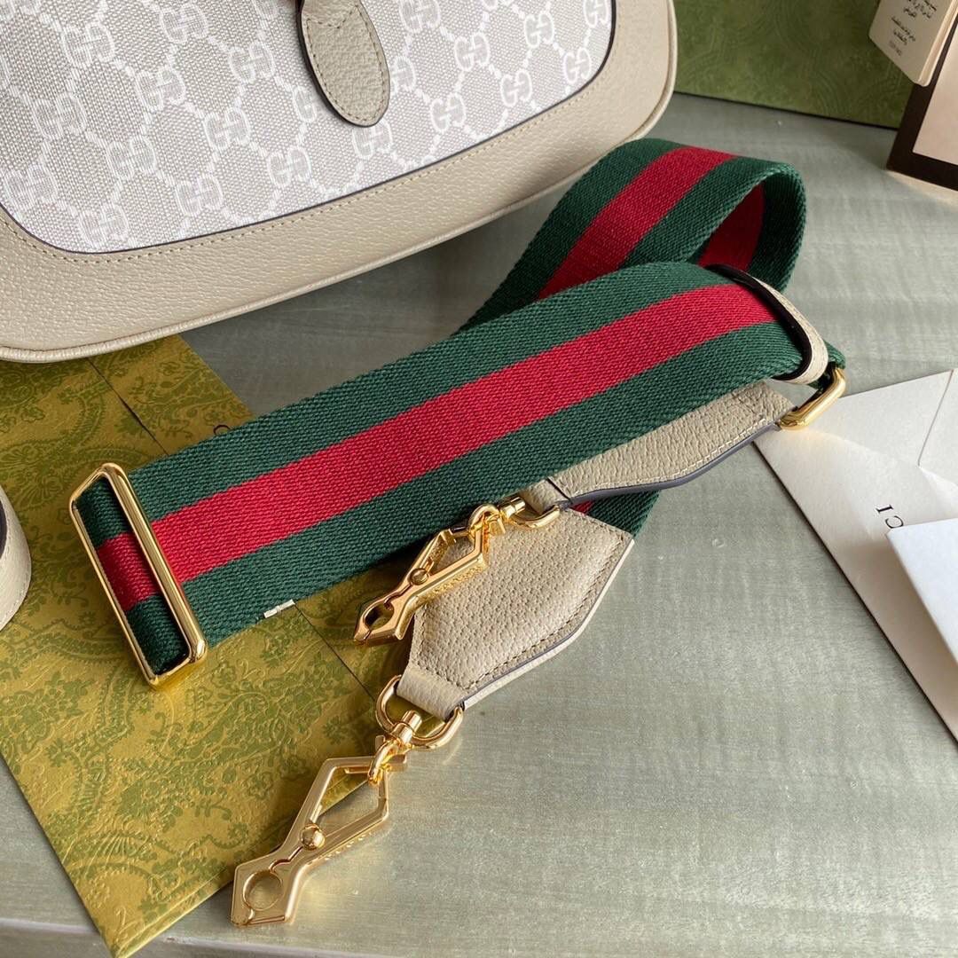 👜独家特级正品 💕 g678843 经典jackie 1961系列手袋在2020秋冬系列中经重新演绎后焕发新的活力。 本季这款具有辨识度的手袋重回时尚前沿，为典藏设计注入现代时尚格调，附带绿色和红色织带➕附赠额外的肩带，可通过搭扣固定在手袋上～打造手提、肩背或斜挎等多样化的携带选择。 以清爽的燕麦色为基调，又融入了一点点大自然的野性✨🔥