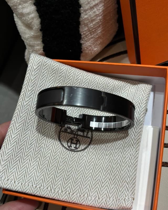  全新 Hermes Clic HH So Black bracelet 拉絲mat noir扣100%Authentic,100%new 全新貨品 ✅dust bag✅box 📣專門店售價Hkd 7200 📣