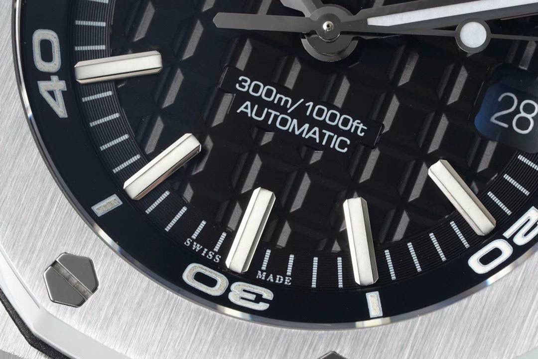 爱彼15710潜水之王！3120一体机芯，打造内在外在最强复刻🔥🔥 1.表壳采用多次打磨，只为了棱角数据吻合，材质触摸感觉一致； 2.最强机芯夹板打磨，特调色18K玫瑰金自动托颜色； 3.最人性化的可松动头粒缓冲区域，确保吻合原装设计； 4.最立体和最工整的盘面“饼干纹理”保证和正品一模一样： 5.最持久的夜光和对的最齐的内应刻度，IPF直击重点。 6.采用原装一致的装配结构，做到细微一致！ 7.最接近原装的指针，切面锋利整齐无毛刺； 8.最接近原装日历放大镜，通透性市面最强； 9.最强蓝宝镜面通透感官，并镀有防眩晕增透镀膜； 最最主要的机芯：采用一体AP.CAL.3120机芯，功能稳定，动力储存原装一致的41小时，外观一致！潜水之王，重新归来！