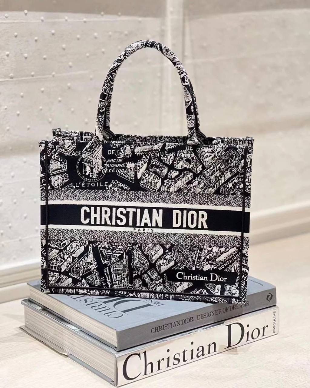 🉑黑色&白色中号 𝗖𝗗 𝗕𝗼𝗼𝗸 𝗧𝗼𝘁𝗲 23夏季"巴黎地图" 说实话，近年来花卉系列有点看乏看腻的 请你们一定看看这一只，新的炙热款！！😎🌟 本季主打的巴黎第八街区地图，惊艳了全网 真真实实绣在整个包上，砖柜超级难抢的！ 黑白色调干净利落，复古又神秘的法式浪漫 那种高定视觉，沦陷了！沦陷了！ 行走的巴黎街头很是时髦，我先冲了！ 36×27×16cm