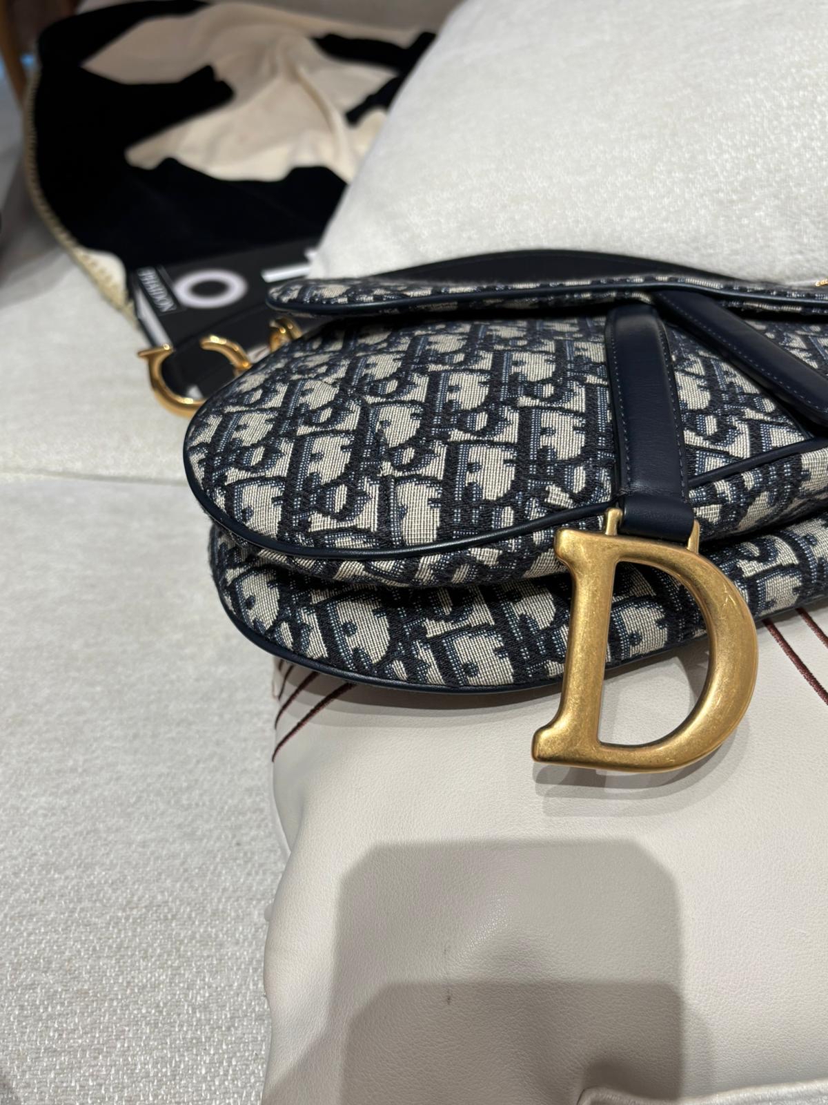 Dior Saddle Medium Hogo Bag 100%Authentic, 98%New ✅ certificate ✅Dust bag ✅Box