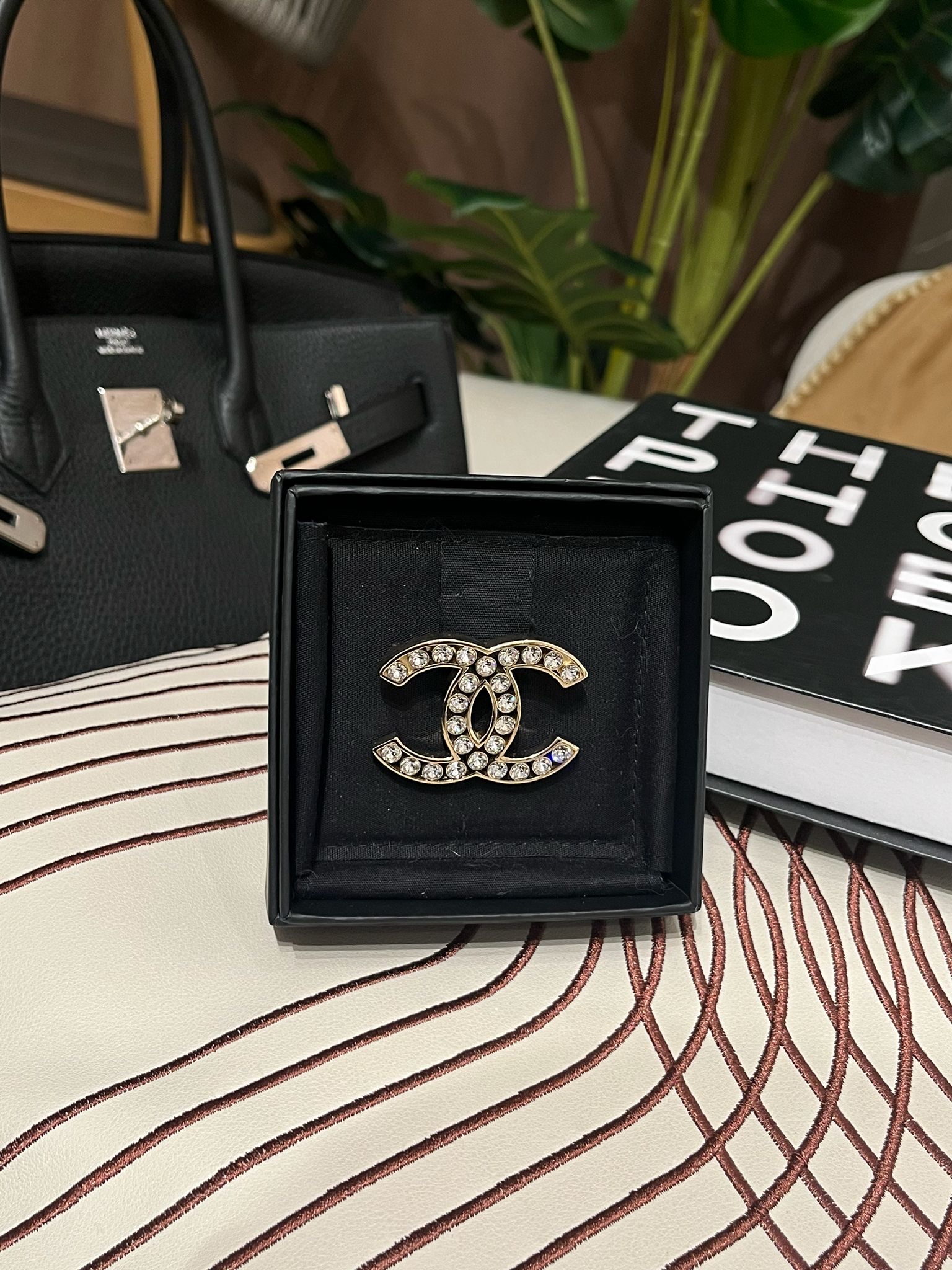 Chanel cc brooch  100%Authentic, 98%new ✅Dust bag✅box