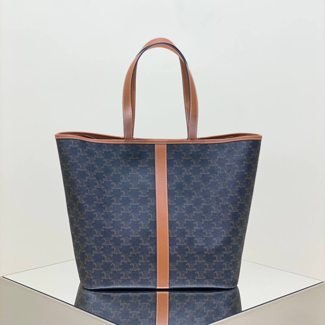 🔥大货实拍图 𝗖𝗘𝗟𝗜𝗡𝗘♥𝗧𝗥𝗜𝗢𝗠𝗣𝗛𝗘 𝗖𝗔𝗡𝗩𝗔𝗦购物袋 型号：191112 尺寸：30*37*22cm CELINE老花购物袋💁‍♀️不想和人撞包的妹子们可以考虑这款哦！经典的老花设计，简单又耐看，低调而不张扬，包包是磁扣开合，使用起来也很安全！