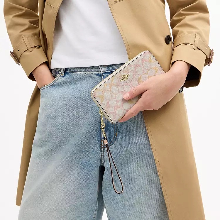 ✈️🇨🇦🇺🇸淡淡嘅彩色Signature C  pattern Coach Outlet 系列：長拉鍊Zip around 銀包💳現貨🌈