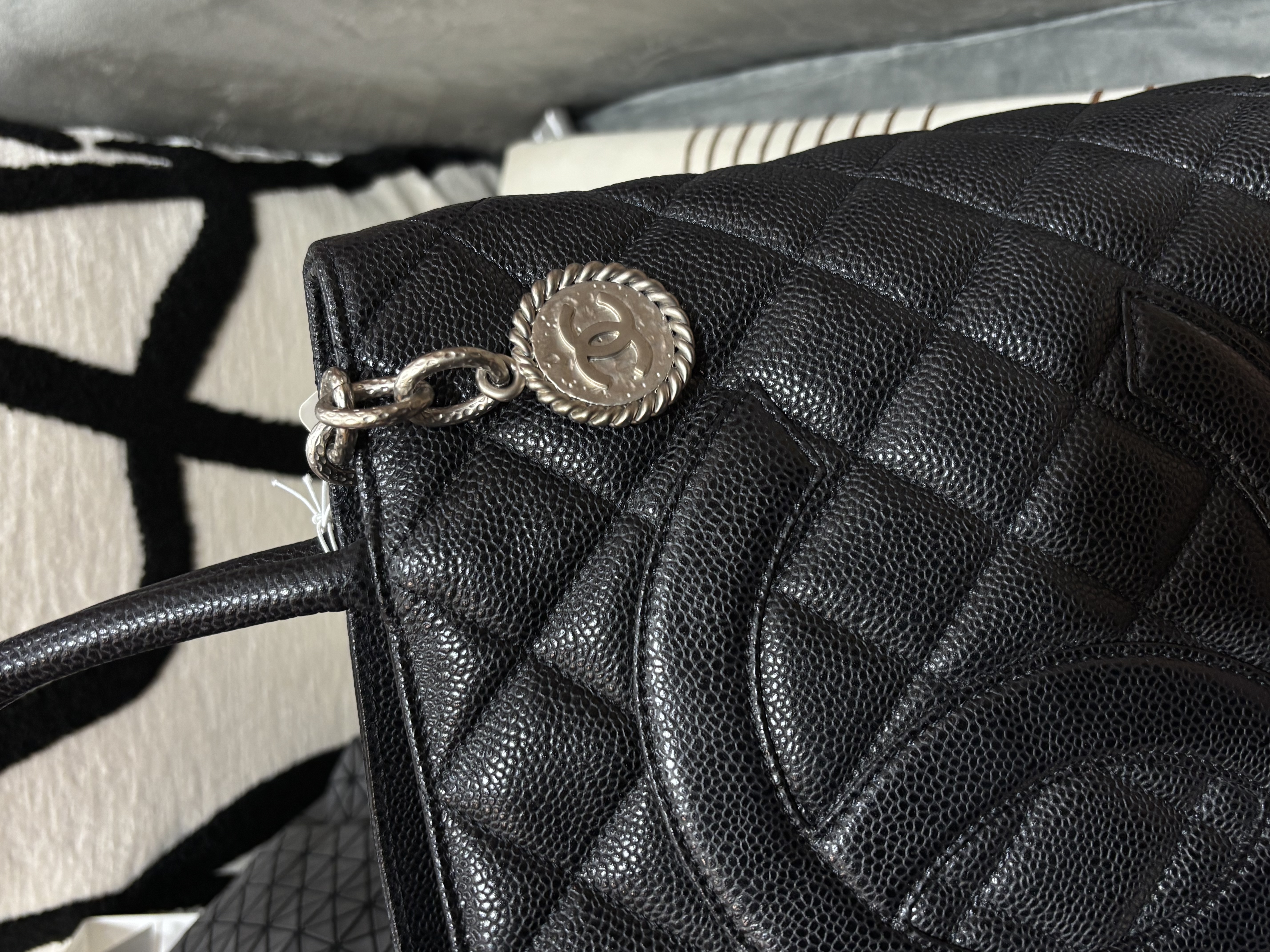Chanel medallion shoulder hag 黑色魚子醬牛皮希爾頓包，Vintage 絕版 100%Authentic ,95%new✅14Card ✅Dust bag