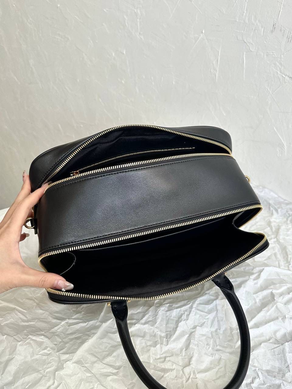 仅剩少量❗️ ys1 liya保龄球行李包🎳👛 为数不多的可以手拎的通勤包 容量超级大，喜欢大包的姐妹不要错过 双拉链大分区，里面还有小隔层 功能性实用性都照顾到 我真的很喜欢他们家扁平的菱形衔缝线 清冷和酷飒感一下就出来 你别说，这只保龄球还挺学院风哈～ 31×16×13cm766785m