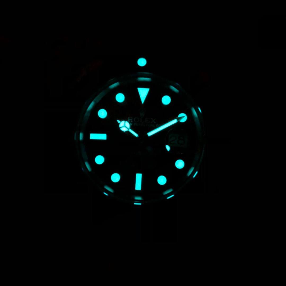 NOOB 劳力士 潜航者 水鬼 116610LV 绿水鬼 🎮 NOOB 强势回归，绿水鬼圈口全面升级，采用全新配方与温控烧制，陶瓷圈成色脱胎换骨，肉眼观感与原装几乎无差，完成度直接碾压市面同类版本。 搭载 克隆 Cal.3135 一体机芯，蓝色游丝＋进口 KIF 避震器，稳定可靠。 🔥 升级重点一眼看懂： • 乱真级绿陶瓷圈 💚 Cerachrom 工艺解析复刻，1100–1250℃高温烧制，色差极低 • 蓝宝夜光石 🔵 夜明珠外层加蓝宝石镜面，防刮耐用，原装同款结构 • 圈口刻度不发黑：铂金粉 PVD 工艺，遇水遇油不褪色 • 一键弹扣：操作方式与原装一致，市场独家配置 • 内扣式圈口结构：非双面胶粘合，稳定耐用 • 字面质感升级：夜光圆钉饱满不溢，拉沙更细腻 • 配件高度通用：壳、圈、底盖、表带、表扣等可与原装互换 • 进口 904L 精钢：高密度、高硬度，耐腐蚀抗刮