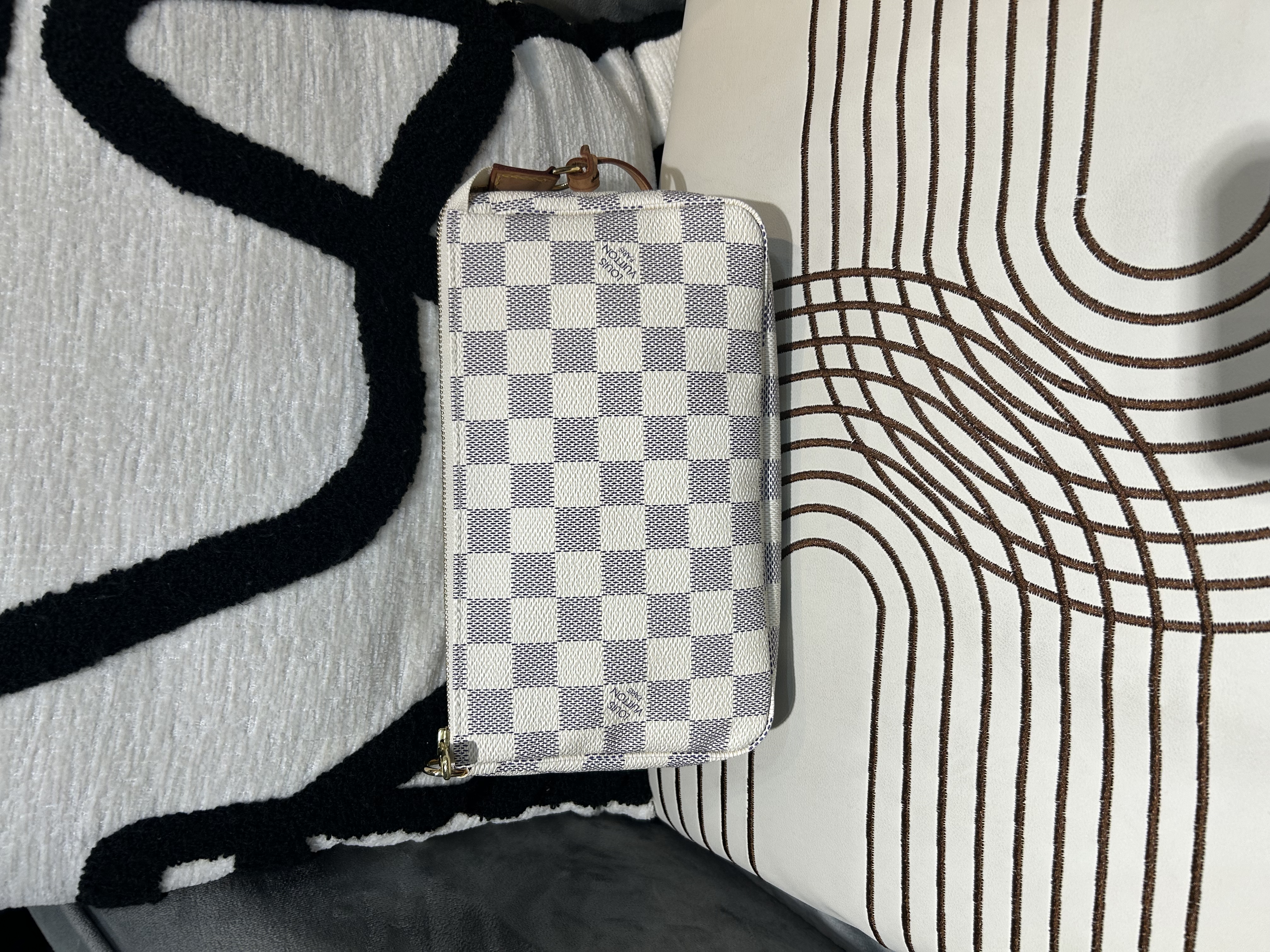 Louis Vuitton LV Pochette 白色棋盤格hobo bag 100%Authentic,98%new  