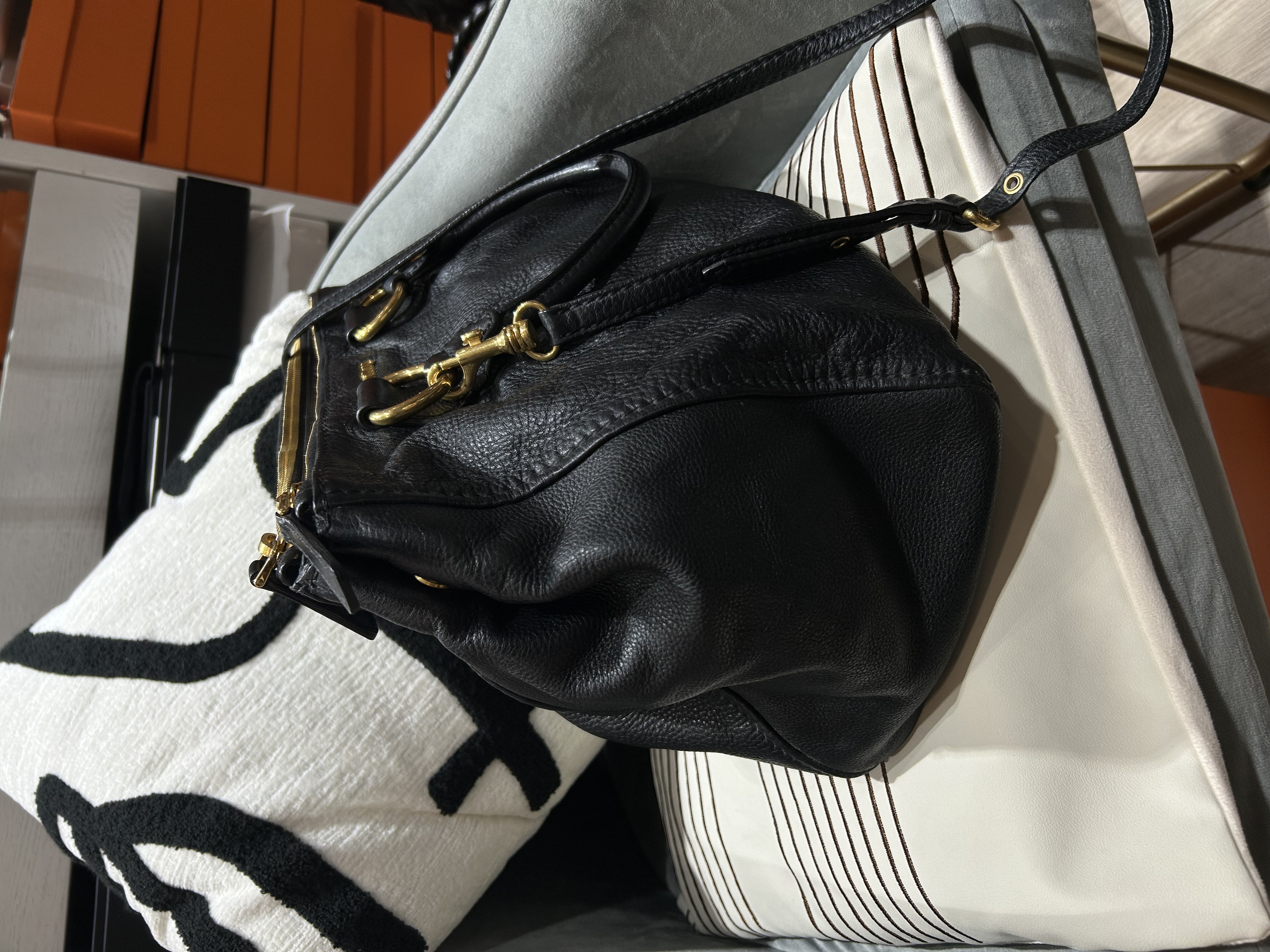 Miu Miu 2Way Bag 黑金 Calfskin shoulder bag 100%Authentic,92%new ✅dust bag  