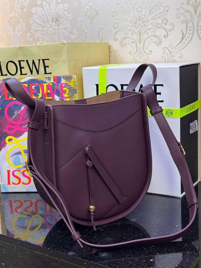 🎈新款吊床𝗛𝗮𝗺𝗺𝗼𝗰𝗸 𝗦𝗹𝗶𝗰𝗲 ——【酒红色到货‼️】 尺寸：𝟮𝟭-𝟮𝟱-𝟭𝟬𝗰𝗺 编码：652407 吊床𝗛𝗮𝗺𝗺𝗼𝗰𝗸家族迎来新成员—𝗛𝗮𝗺𝗺𝗼𝗰𝗸 𝗦𝗹𝗶𝗰𝗲，新作采用细腻柔软的亮面小牛皮制作而成，重新以纤巧比例焕新演变成新造型。搭配可拆卸可调节长肩带，灵活实现多功能背法及百变风格。