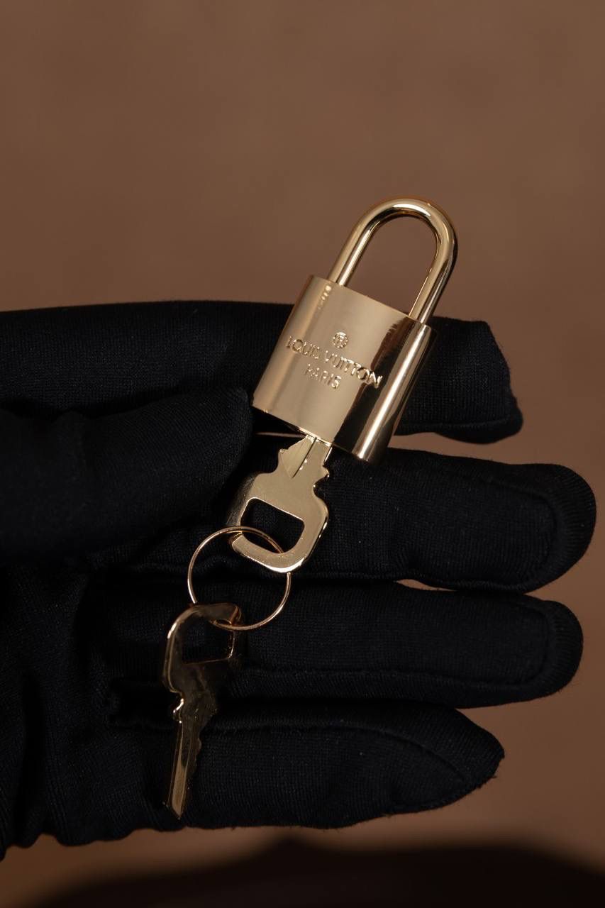 LV Speedy Bandoulière 20 枕头包👜💕 经典 Speedy 小号真的太可爱了！ Monogram 老花帆布＋牛皮饰边，质感一看就很 LV～ 小小一颗但很能装，日常出门刚刚好。 Size：20 × 13 × 12 cm 小巧可爱，但实用度在线 💖