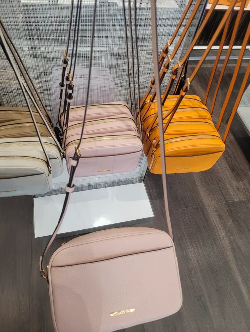 Michael Kor Leather Crossbody Bag (限時優惠）