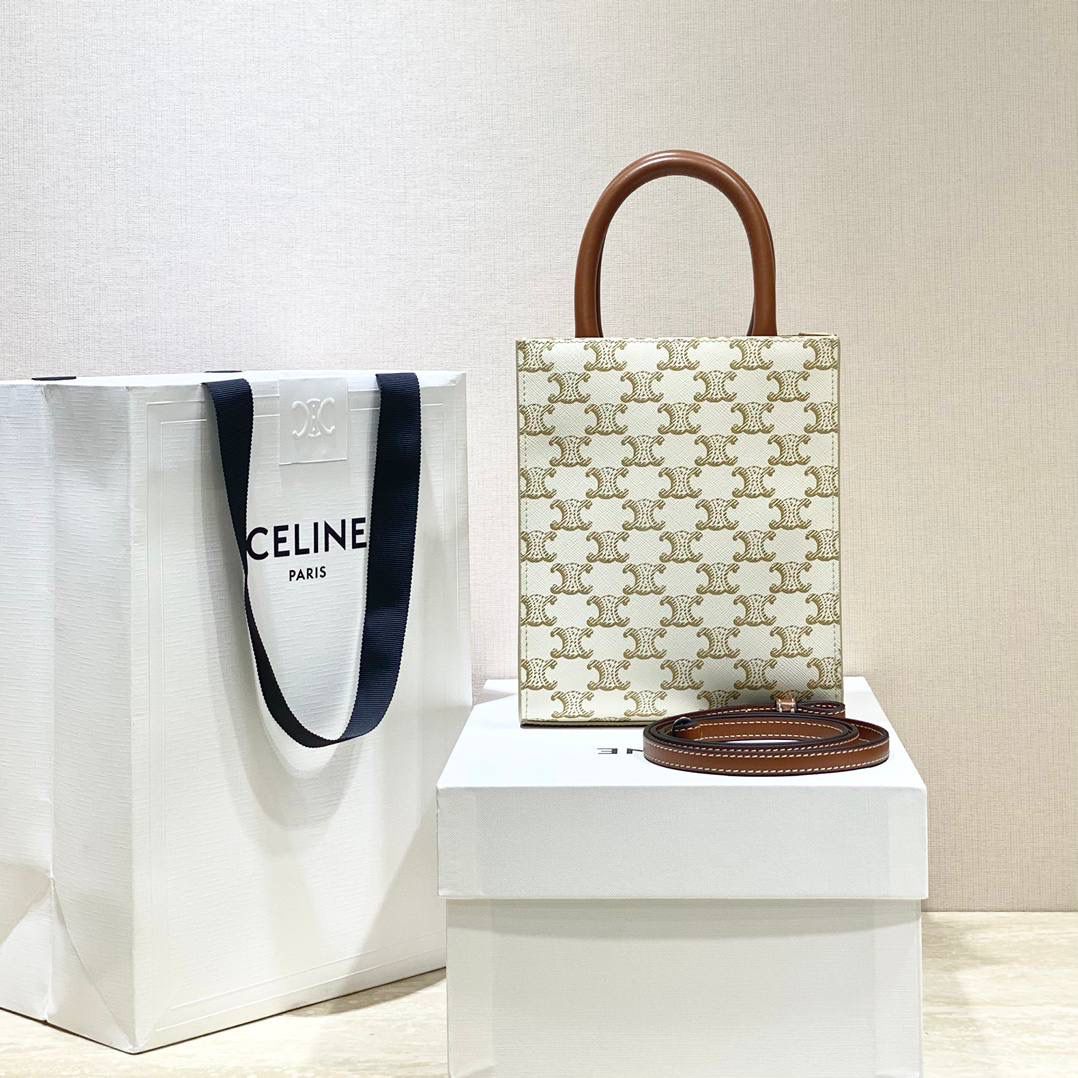 🔥大货实拍图 𝗖𝗘𝗟𝗜𝗡𝗘 ♥ 𝗧𝗥𝗜𝗢𝗠𝗣𝗛𝗘 𝗖𝗔𝗕𝗔𝗦 𝗧𝗢𝗧𝗘 𝙘𝙚𝙡𝙞𝙣𝙚的爱心𝙡𝙤𝙜𝙤也太会了吧！直接俘虏我！实在是太会抢钱了！托特包的天花板🥇 型号：194372 尺寸：17*21*4cm