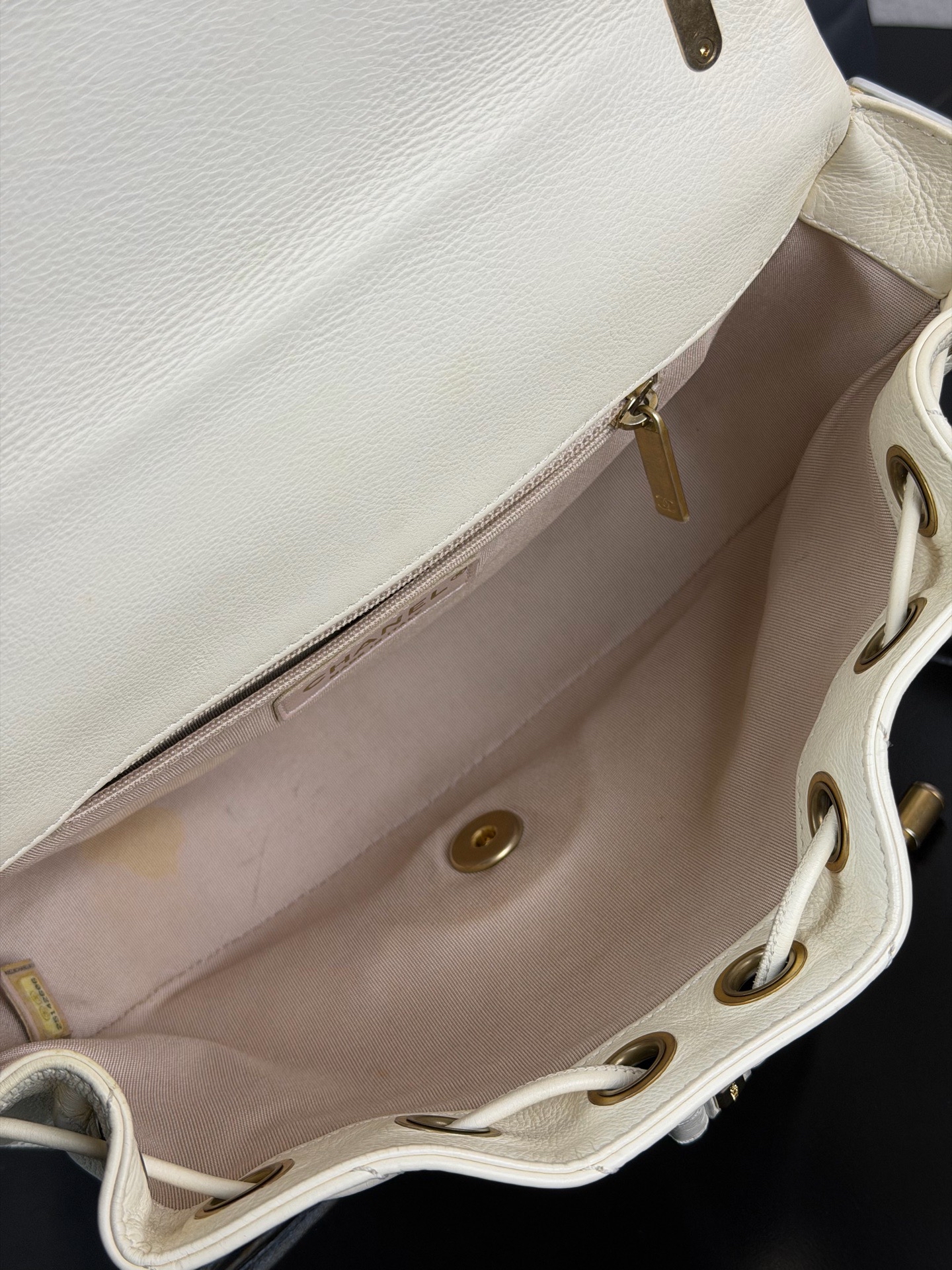 【預訂貨品】CHANEL 米白色金扣半月包👜25開