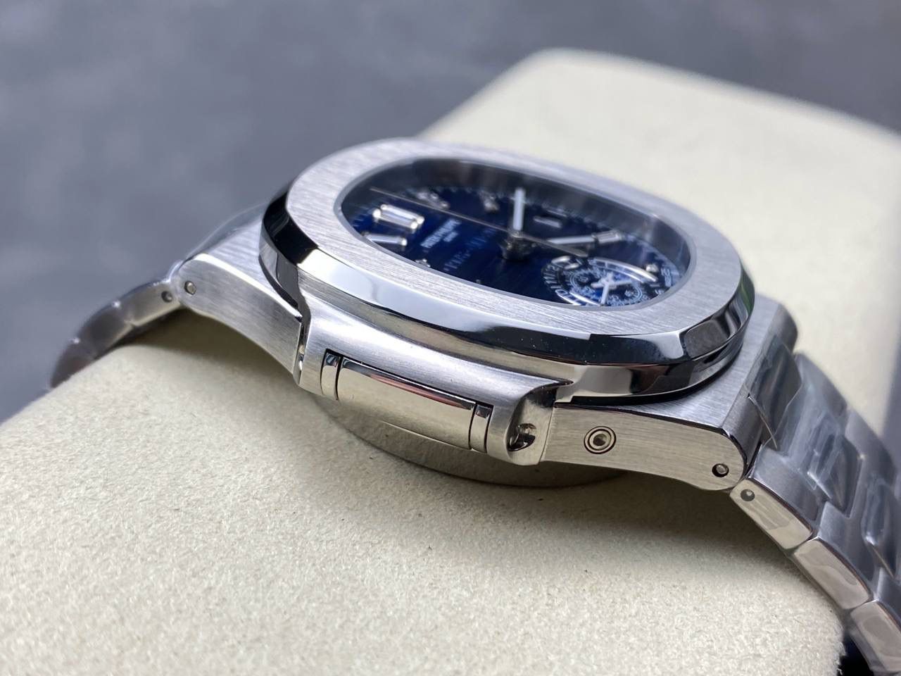 V2版真功能🌐真小秒！3K工厂 百达翡丽鹦鹉螺5980/1A-014多功能计时腕表V2版本，真小秒、真功能！【表壳】腕表尺寸40.5毫米，同正品一致的枕型表壳采用正面拉丝，侧面抛光的两种工艺组合，层次感分明，质感十足。尽显精湛工艺。【表带】采用原装表带一比一量身打造，每节表带的中央抛光部位，都能呈现钻石的形状，尽显高级质感。【机芯】3K厂采用定制版PP.CH28-520机芯，完美还原正品，时分秒，日期，和计时大秒功能。3K匠心之作，欢迎各位表友品鉴🌐