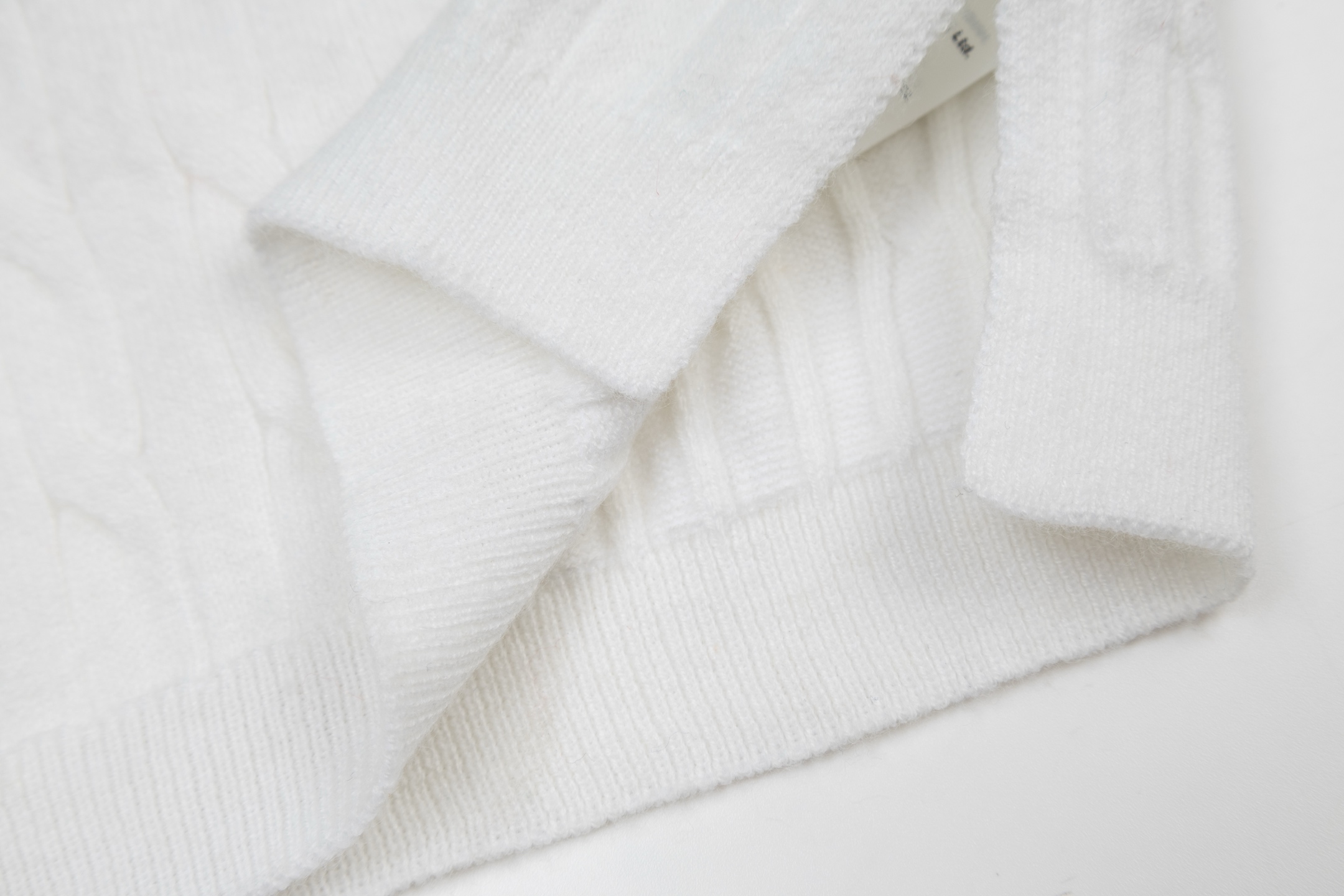 Mardi Mercredi Flower Embroidery Cable Short Sleeve Knit