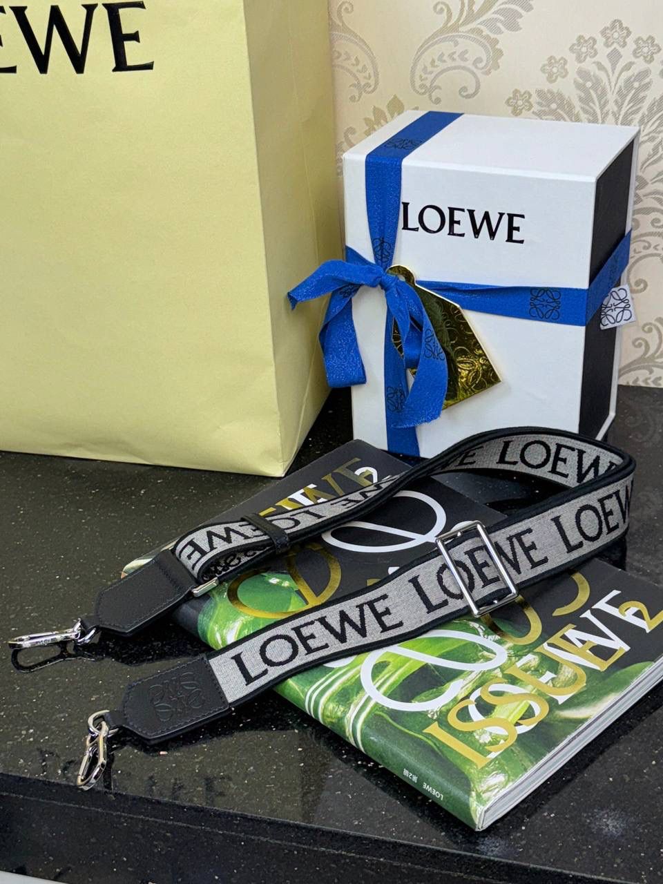 【黑/银尊享版】 —全新升级肩带出货啦❤️ 👉🏻独家进口机器，全新升级刺绣，无限接近砖贵𝙕𝙋👍 👉🏻满配Anagram图案，一条肩带，用途多多😀 长度：𝟗𝟗-𝟒𝐜𝐦 编码：182323 颜色：黑/银