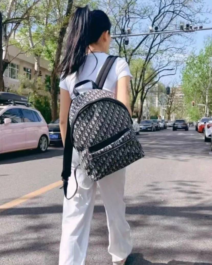 🈶老花蓝，大号（最新版本） 𝗗𝗜𝗢𝗥 𝗢𝗯𝗹𝗶𝗾𝘂𝗲 老花双肩包 热度依旧不减的经典款，几乎人手一只 自重非常轻盈，是你旅途中的最佳伴侣 小号：29×12×32cm #6613m 大号：30×15×42cm #6611m