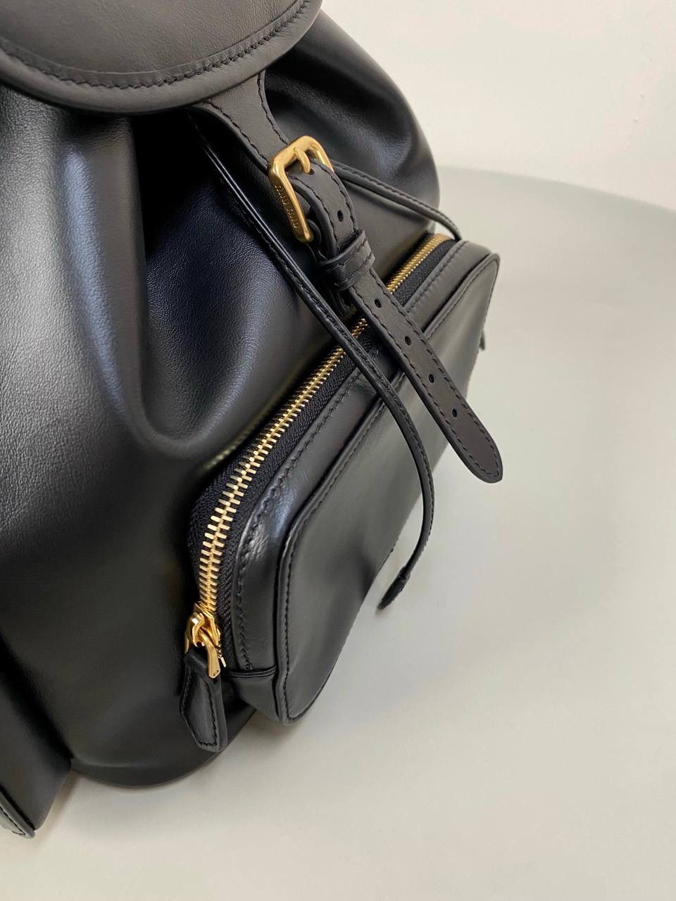 🈶黑色大号 𝐌𝐢𝐮𝐌𝐢𝐮 双肩包·牛皮 万众期待的全皮款双肩包！ 它终于出来了，天天被催爆🤪 只有真的好看好背才能一直被惦记 全皮很有质感，手感超级软乎 自重很轻！容量也感人！ 通勤 上学 短途旅行都可 平常带电脑ipad文件啥的也足够 再挂上可可爱爱的挂件呼呼～ 太好看了！！可以闭眼入 25×29×12.5cm #F0060m