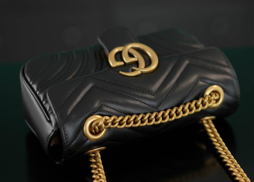 👜Marmont系列肩背包经典款 黑色 22cm💕 （原厂皮 全铜五金） 正品售价¥18.000 独家原厂皮发售 限量级别 GG家的经典款 黑金配色 经典洋气 耐看百搭 双Glogo 复古五金 波浪纹绗缝牛皮 质感高级 绝对是出街必备 简约且精致 一年四季都能背！ 实用率超级高~ 官方款号 446744 尺寸小号：22x13x6cm 尺寸大号：26x15x7cm