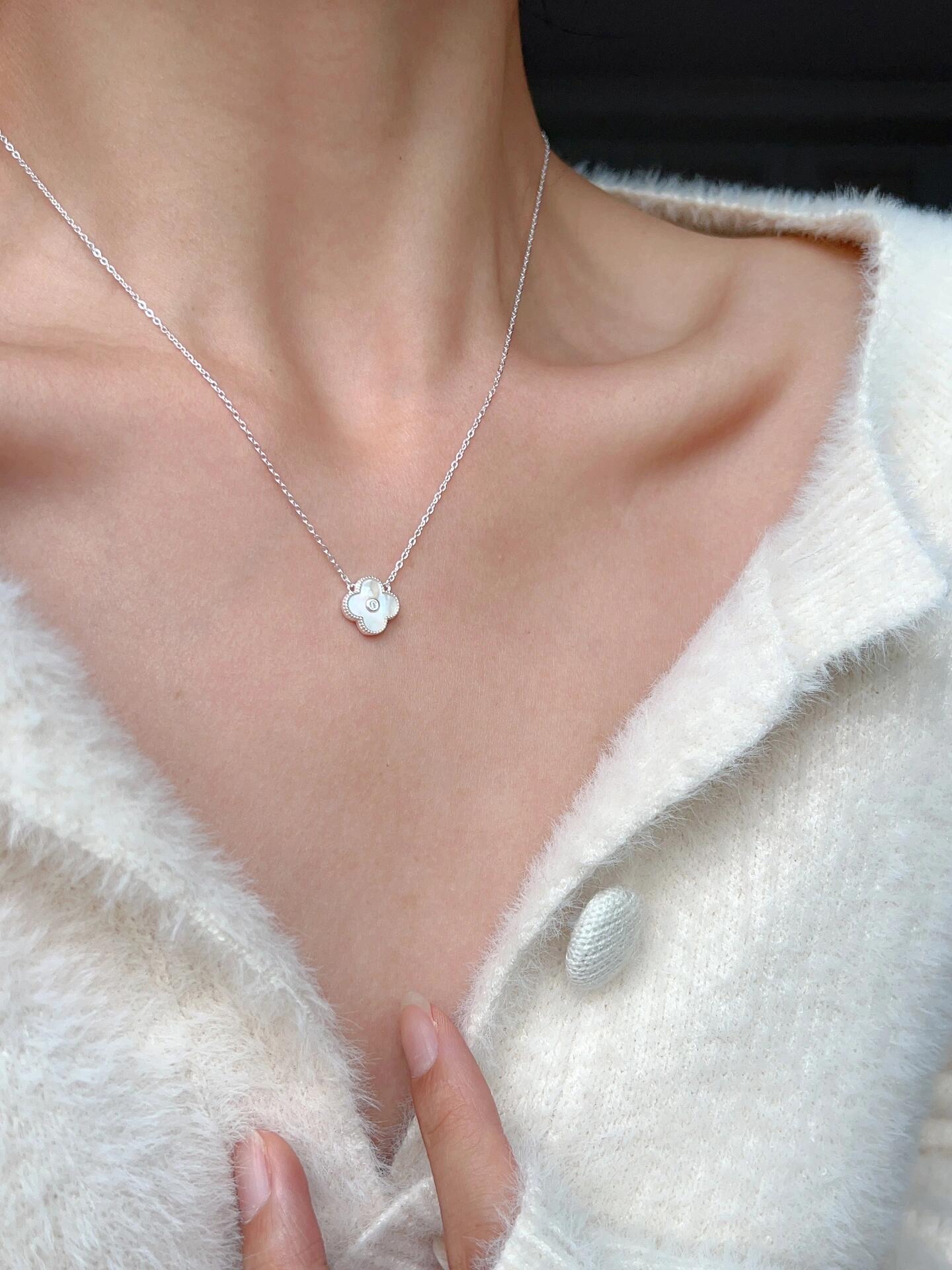 白贝母四叶草项链