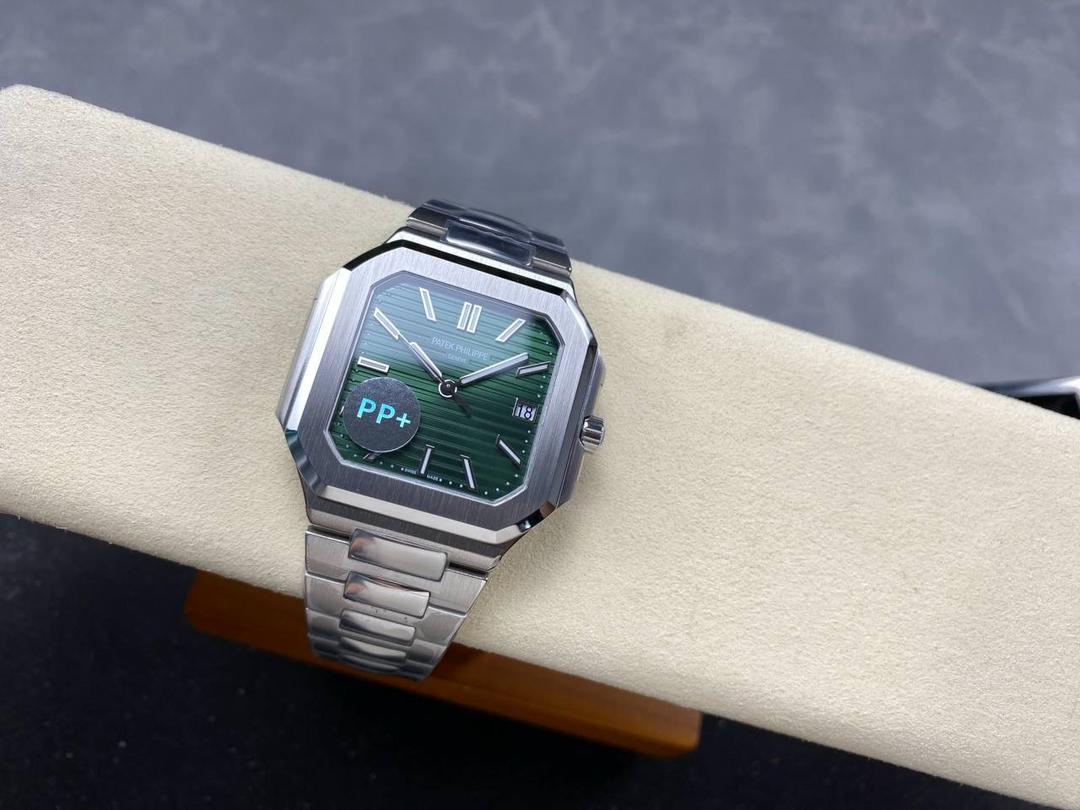 PP+ 百达翡丽 方形 新系列CUBITUS 5821腕表 亮点特色：1️⃣机芯:搭载定制9015改Cal.26-330 SC一体机，调时不停秒，调时不停秒，摆轮位置均与正品一致，自动上链机芯。2️⃣钢带:316L定制级人体工程学表带，新扣款式。3️⃣表壳:尺寸45毫米厚度仅8.3mm，为表壳对角线长度(即10点位至4点位),因为表壳近似于方形，上下边的宽度会小于这一数值，所以视觉效果并不是很大。 搭配上，5821属于运动风格腕表，日常搭配正装和休闲风格也可以。