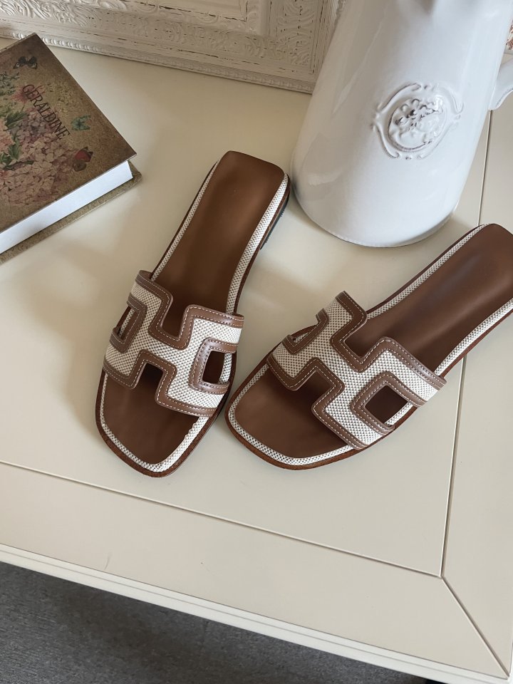 Contrast Hannah Sandals (3 colors)