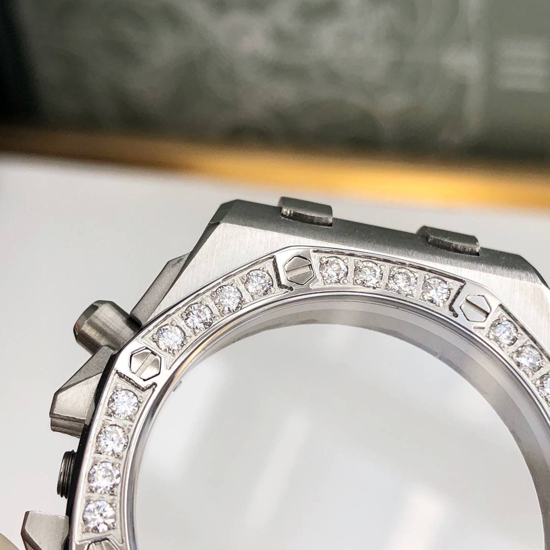 表圈镶嵌32颗2.0明亮式vvs级别切割天然美钻（约1.02克拉）带来非凡触感与视觉享受。这个价买钻石都值了。百分百每一颗都是真钻，持中国GTC机构检测证书，支持复检，假一陪十‼️✨