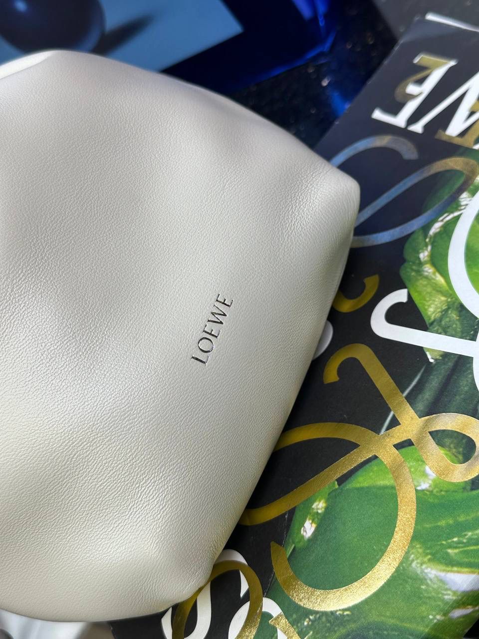 🎈迷你链条款𝙁𝙡𝙖𝙢𝙚𝙣𝙘𝙤 𝙋𝙪𝙧𝙨𝙚羊皮 ——【海盐白】 尺寸：𝟐𝟑.𝟓-𝟓-𝟏𝟕𝐜𝐦 编码：062347 👉🏻延续福袋收缩绳褶皱设计，羊皮包身手感细腻柔软❤️ 👉🏻链条肩带➕皮肩带的双肩带设计，时尚百搭，给足了集美们多样化的选择。肩带可拆卸可调节，磁扣开合，正面烫金𝙇𝙤𝙜𝙤，呈现出高贵典雅的视觉感😍 👉🏻独家背景➕独家品质➕独家全套砖柜礼盒套装，市场高端品质皆在我手✌🏻