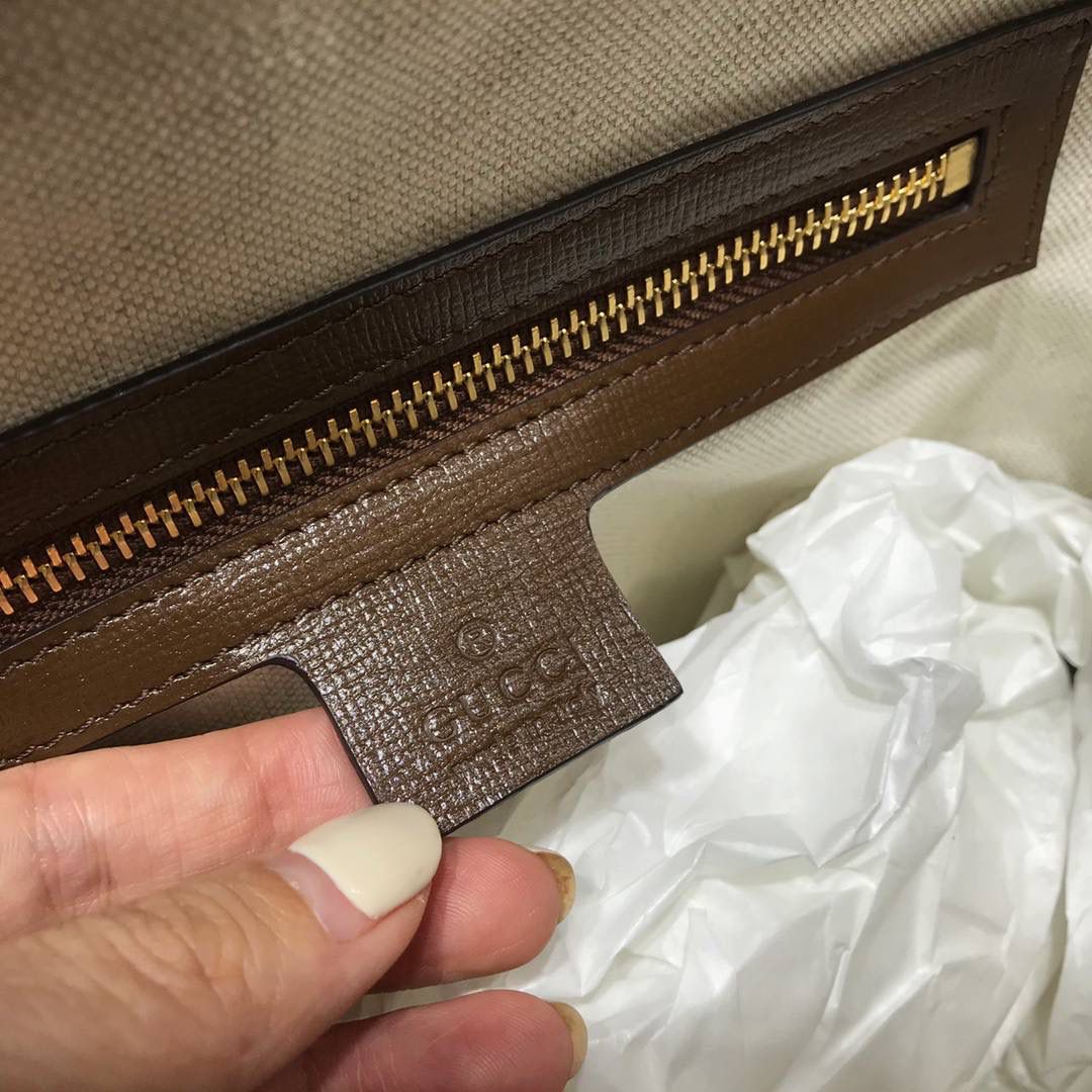 #正品皮➕定制𝗽𝘃𝗰料 纯铜五金胚 镀真金 真材实料 好货需要 你品 细品 用心感受😆 型号：621220 尺寸：24*25*9cm