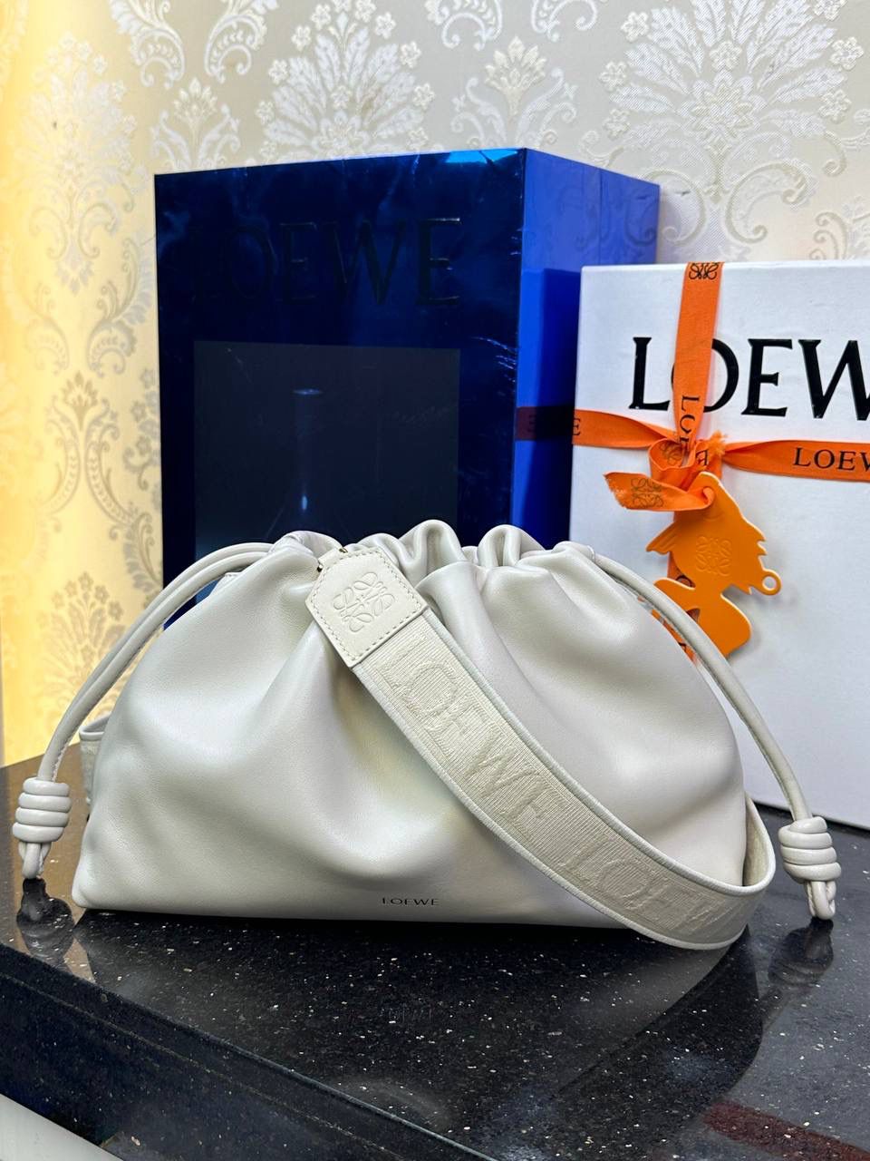 🎈中号链条款𝙁𝙡𝙖𝙢𝙚𝙣𝙘𝙤 𝙋𝙪𝙧𝙨𝙚羊皮 ——【海盐白】 尺寸：𝟯𝟬-𝟭𝟬.𝟓-𝟮𝟬𝐜𝐦 编码：012403 👉🏻延续福袋收缩绳褶皱设计，羊皮包身手感细腻柔软❤️ 👉🏻链条肩带➕皮肩带的双肩带设计，时尚百搭，给足了集美们多样化的选择。肩带可拆卸可调节，磁扣开合，正面烫金𝙇𝙤𝙜𝙤，呈现出高贵典雅的视觉感😍 👉🏻独家背景➕独家品质➕独家全套砖柜礼盒套装，市场高端品质皆在我手✌🏻