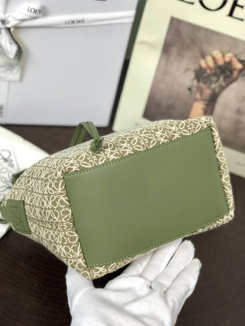 * 𝘊𝘶𝘣𝘪 𝘈𝘯𝘢𝘨𝘳𝘢𝘮 提花布手袋✌️ 小号尺寸:21-12-17cm（顶部宽处25cm） 编码:652104牛油果绿/提花布 包包面料挺括度适中，没有固定形状 ，背上出门慵懒氛围感十足😘，肩带可以调节，伸缩至腋下背，单肩，手拎皆可