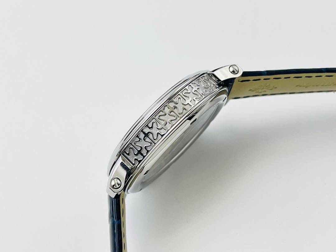 V4升级版 市场最高版本 功能跟正品一样 百达.翡丽星空升级终极版！升级细节： 1⃣️做到了跟正品满天星自动转的功能！ 2⃣️升级日历的排法和正品一样的顺序！ 3⃣️直径42毫米，厚度11毫米！ 4⃣️最大亮点：百达.翡丽星空里的月亮会根据天空上的月亮变化而变化！根据天空上的月圆月缺搬（初一月弯弯初十五月圆）到手表上了！