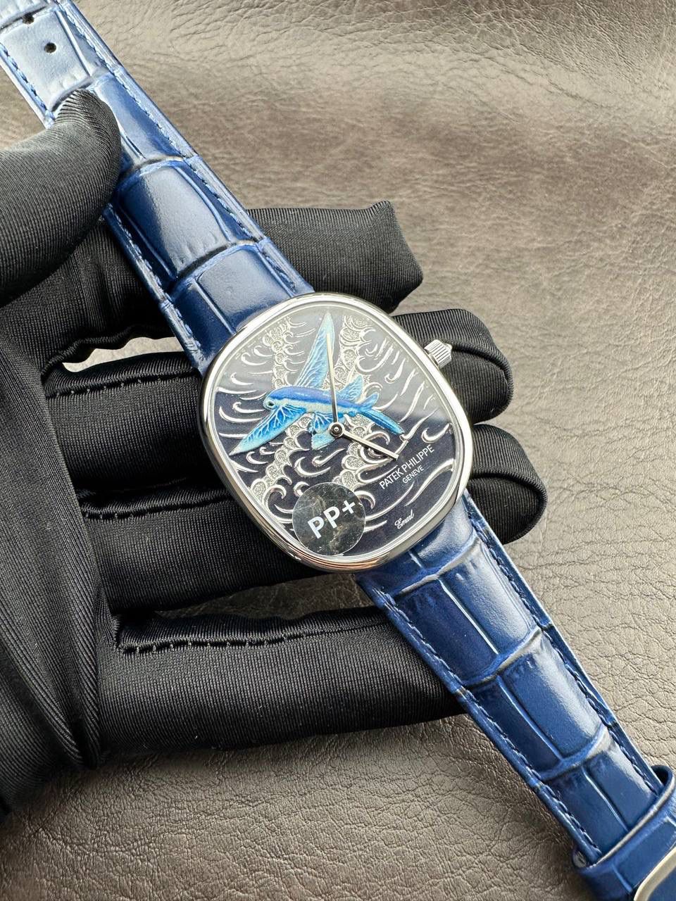 PP➕ Factory2025新品首发｜百达5738系列 68克配重版 复刻经典，更胜经典——GOLDEN ELLIPSE 黄金椭圆腕表重磅登场！ ✅ 黄金分割美学重塑：遵循1:1.6181经典比例，34.5MM×39.5MM椭圆表径搭配7.7MM纤薄厚度，复刻古典韵味与佩戴舒适度。 ✅ 316L精钢表壳：介于圆形与矩形之间的别致椭圆轮廓，还原原版线条张力，质感细腻出众。 ✅ 3D立体云贝母表盘：专属浮雕打印工艺，折射神秘深邃光泽，告别市面暗淡平庸款，上手自带高光。 ✅ 定制进口小牛皮表带：21X16尺寸对版原配，搭配同型椭圆表扣，与表壳设计遥相呼应，贴合手腕更显格调。 ✅ 9015精准机芯：走时稳定精准，兼顾实用性与耐用性，日常佩戴无压力。 PP➕不做“远观款”，只为呈现最接近原版的真实佩戴体验——从细节质感 to 上手触感，每一处都经得起近距离审视，让经典韵味在腕间完美延续！