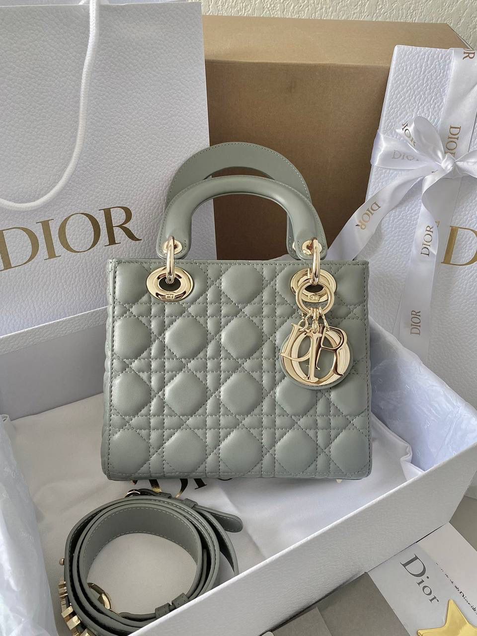 🈶岩石灰 𝗗𝗜𝗢𝗥 𝗟𝗮𝗱𝘆羊皮四格金扣 戴妃作为经典的代表，怎么买怎么对 特别手拎时会显得整个人非常温柔优雅 四格尺寸比三格更大气稳重，不后悔系列 我一直都推荐女生一定要有一只经典款 每个颜色都很好看，完全不需太纠结 进口原厂羊皮➕全钢五金，终极版 （配6个五金图案 全套包装） 20×16.5×8cm 4123m