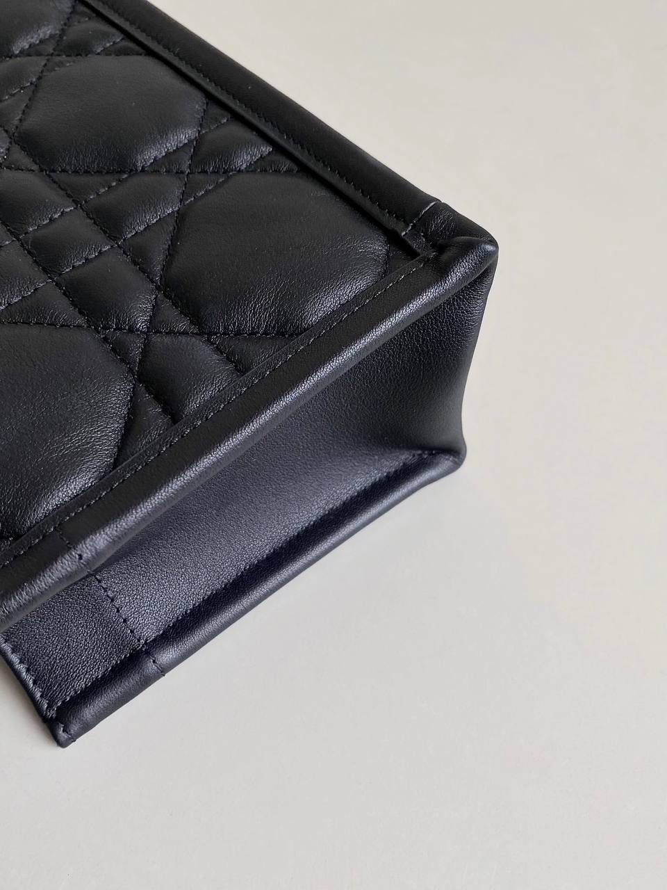 🈶全皮黑，mini 𝗗𝗜𝗢𝗥 𝗯𝗼𝗼𝗸 𝘁𝗼𝘁𝗲24新款 不得不说，D家确实好会玩啊 可以背的托特来了！简直不要太棒 在最最最经典的托特上又衍生爆款了🔥🤟🏻 可可爱爱的mini尺寸，恨不得天天背！😍 21.5×13×7.5cm