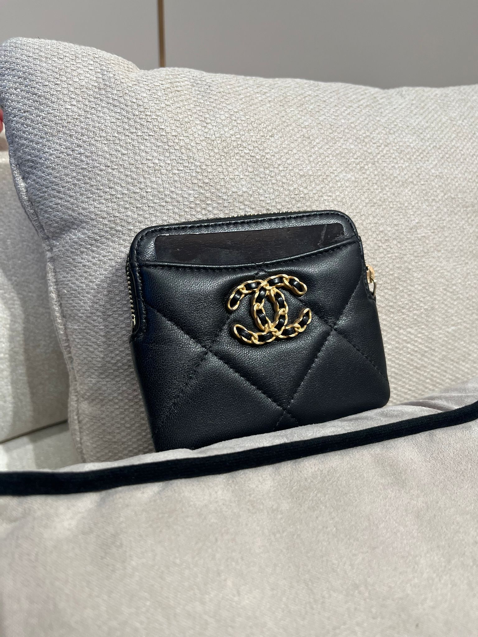 Chanel 19 zip wallet  Size :11cm x W2cm x H9cm  100%Authentic,95%new  ✅晶片貼 ✅box  