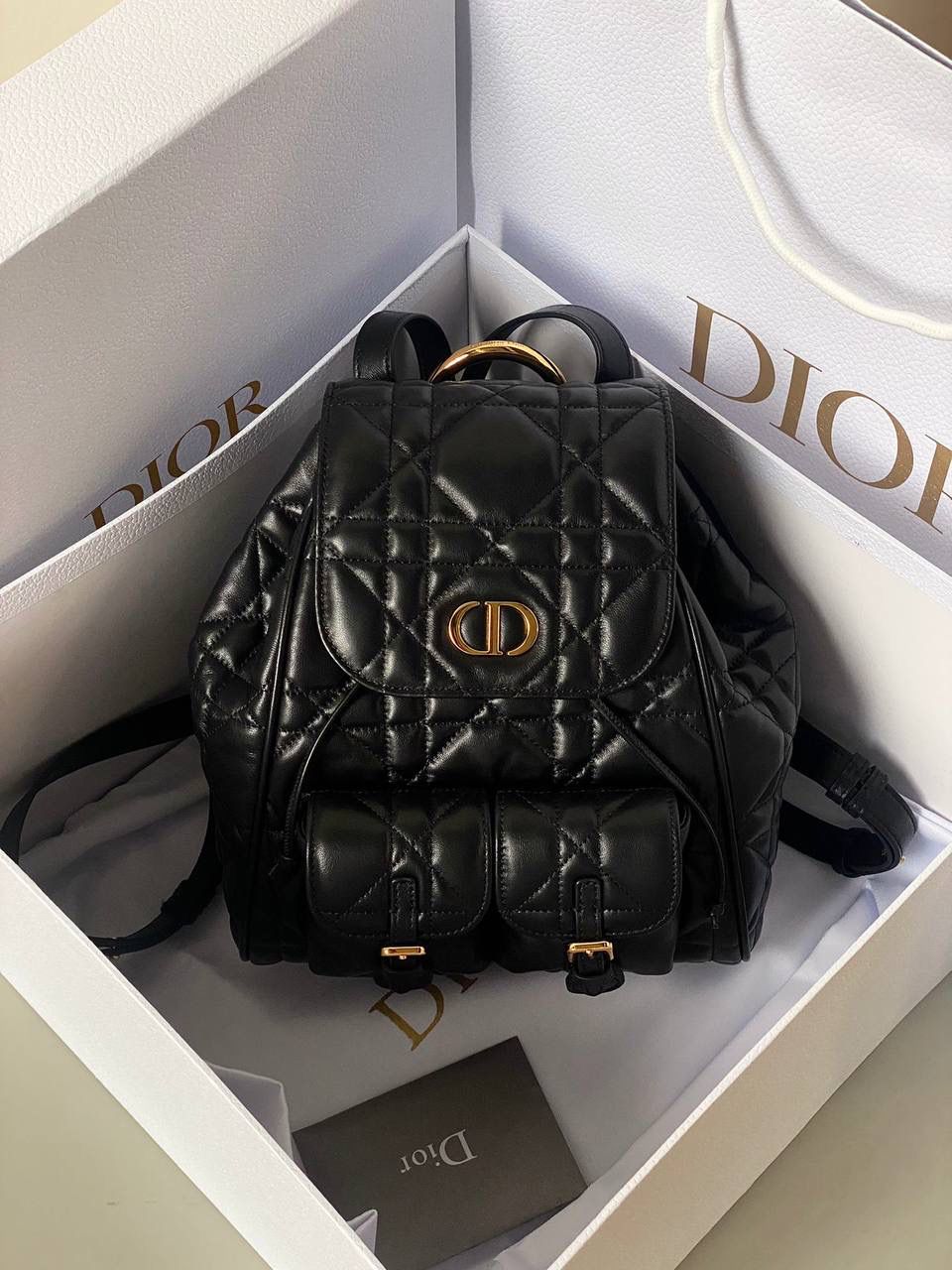 🈶黑色大号 𝐃𝐢𝐨𝐫 𝐜𝐚𝐫𝐨2025早春双肩背 只要是藤格纹元素的单品就能成为 时下最热门的时髦神器！ 列如这个刚上市就已经被问爆了的 caro双肩背包 超大的藤格纹， 低调的黑金配色，让它想要过时都难！ 小羊皮的材质，摸起来细腻柔软 而且自重很轻，还有可调节肩带 上身可爱又俏皮，很有白富美的既视感 大号：23×25×11cm #7713m 小号：20x18x8cm