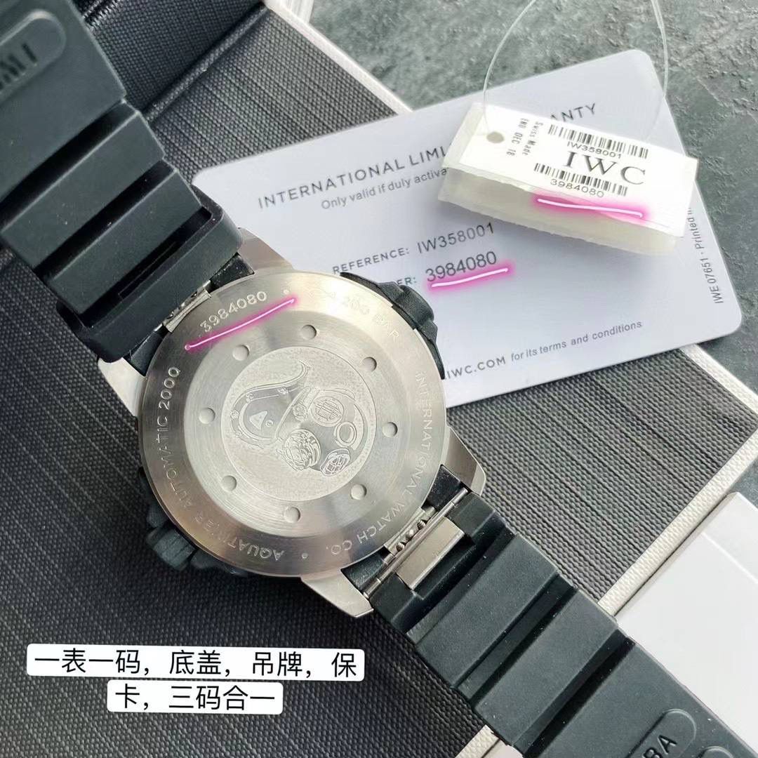 最新款上即将来袭，海洋王者不止水鬼，深海之星万国海洋时计2000自动腕表——只为男人制表！ 专为潜水员及潜水爱好者打造顶级潜水仪器，即使是对于极端的水下作业也不在话下，表壳直径46mm，以钛金属打造。腕表采用一枚造型精美的穹形蓝宝石水晶玻璃表镜，富有机械感的齿轮形表冠，黑色橡胶表带！机芯采用亚洲超级稳定的Aisa2824全自动机芯，3点简洁的日历窗口，表底深海潜水员的经典潜水头盔，一款适合生活悠闲及夏天潜水游泳的最佳选择🔥