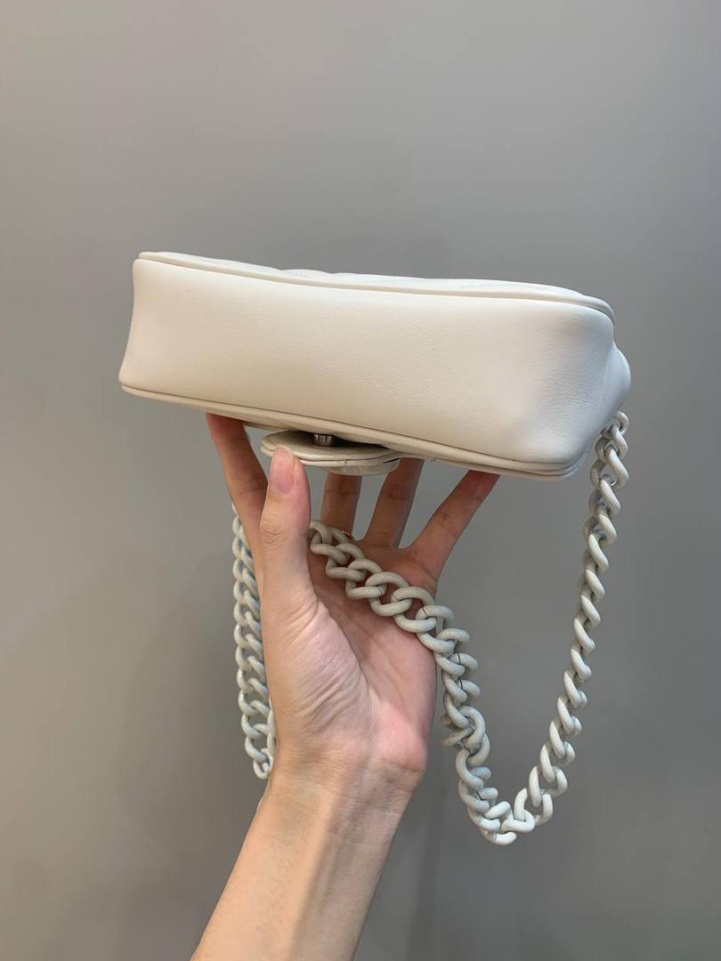 新背景实拍正品级 。马卡龙颜色：白色❤️‍🩹 这个白色跟经典款的白色有点差别，摸着皮料更厚实，皮料部位也有点差别，我们原厂皮已经到手收入仓库了，所以你们放心等我们出货！ 型号699757；尺寸16.5/10/4.5cm