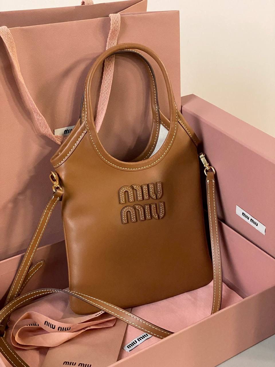 🈶干邑色 𝗠𝗶𝘂𝗠𝗶𝘂托特 缩小版的ivy来噜 真的是除了可爱还是可爱！ 感觉谁背都是萌萌哒hahaha～ 这种siza就不挑身高了，没有局限 还有肩带，除了手拿斜挎也巨好看 容量小包里算不错的了，日常外出足够，能放pro max 20×24cm #F0110m