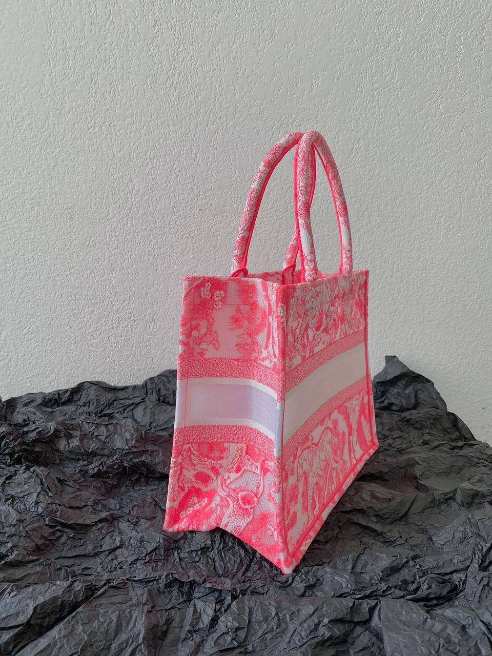 🈶透明粉中号 𝗖𝗗 𝗕𝗼𝗼𝗸 𝘁𝗼𝘁𝗲购物袋"夏日限定" 全新透明帆布材质，轻盈通透的质感 自带清凉属性，是这季的最大亮点🤟🏻 茹伊动物印花与荧光色调的碰撞 怎么会有这么好看的颜色啊😍 不愧是色彩大师，活力氛围拉满 超醒目的荧光效果和度假气息扑面而来 将优雅融为一体，谁心动了，我不说 刺绣的复杂程度，直接搞疯师傅们 这只购物袋真的要细品，那那都是细节 size：36.5×28×17.5cm