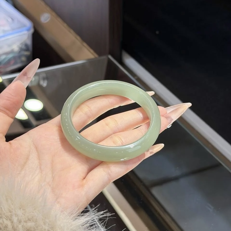 天然冰润东陵玉手镯