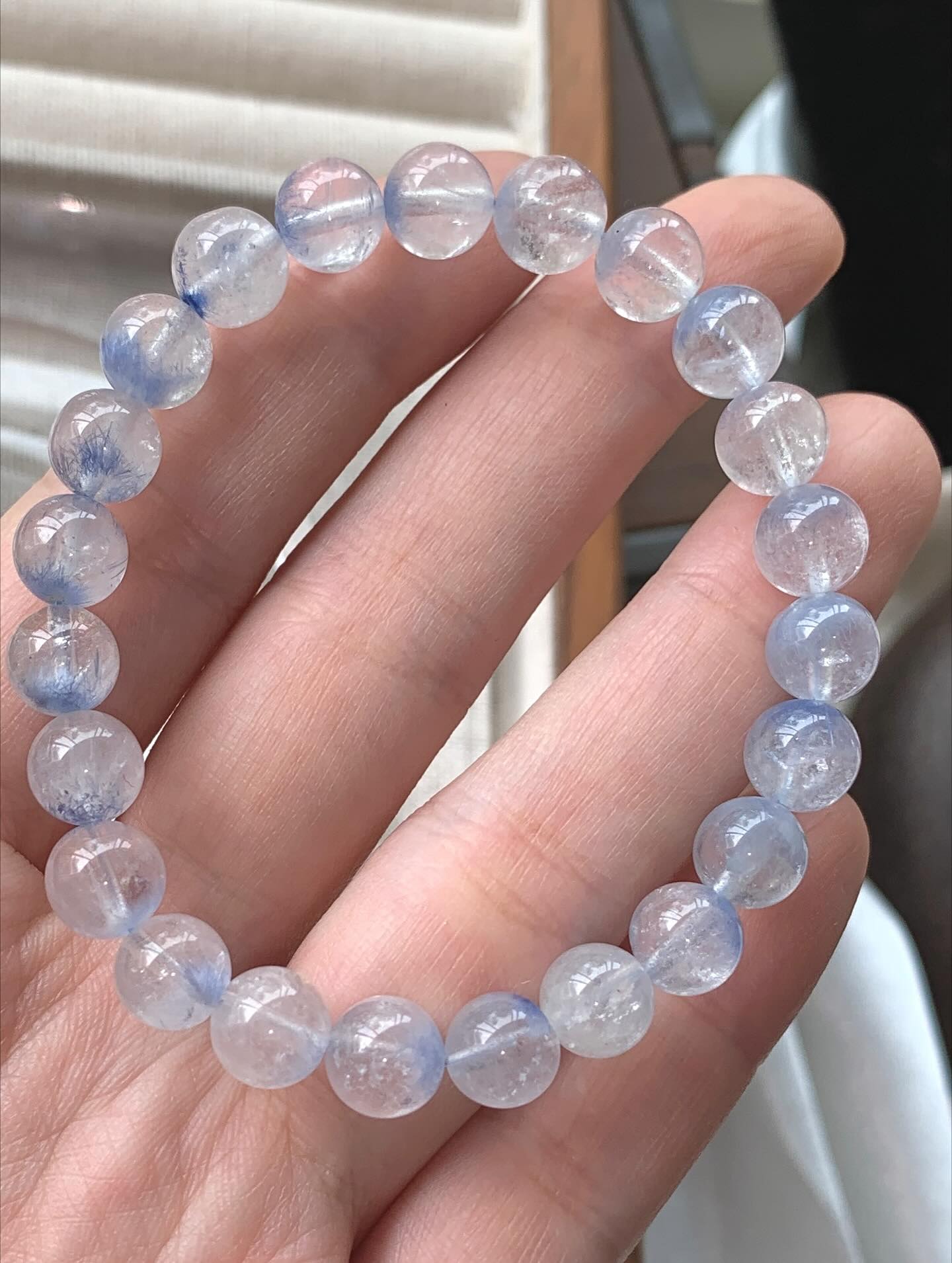 高货蓝线晶 ｜Dumortierite 8.0/7.2mm RM328 蓝线晶的功效主要集中在提升沟通能力和自信心、平衡情绪、以及事业财运等方面。 它被认为能增强表达、说服能力，帮助消除紧张和焦虑，促进积极心态。 在事业上，它被视为招财和激发斗志的象征，同时也可净化负能量，帮助辟邪防小人Dumortierite is believed to offer benefits for mental, emotional, and spiritual well-being, such as promoting mental clarity, focus, and patience. It is associated with enhancing communication, particularly through the throat chakra, and may help soothe emotions like stress, anxiety, and fear. Some traditional beliefs also attribute physical benefits, including relief for headaches and digestive issues, as well as support for spiritual growth and intuitive abilities. #蓝线晶 #天然水晶 #稀有矿 #水晶手串 #naturestone #马来西亚水晶网店 #dumortieritequartzbracelet #gemstone