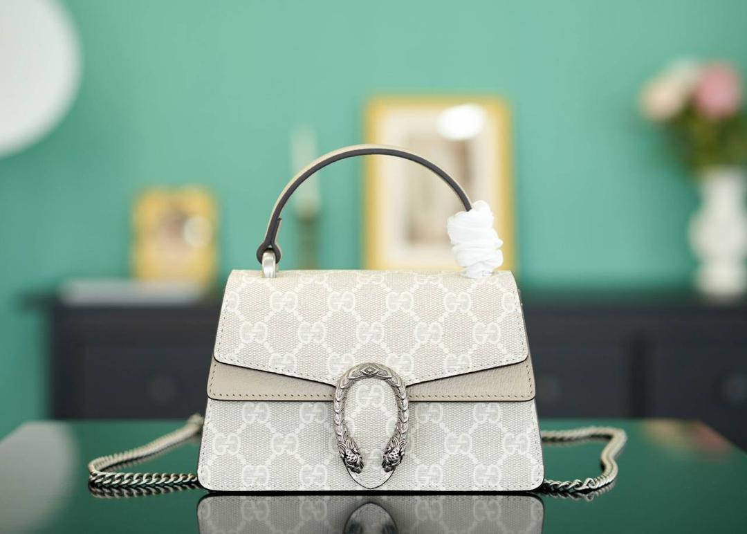 🥯Dionysus系列迷你手提包 燕麦色18cm 正品售价¥15.000 独家原厂皮发售 限量级别 酒神家族再添小可爱 新款迷你手提酒神，说是小废包吧，其实也还蛮能装的 小小一只，既能手提又能肩背 官方款号 752029 尺寸：18x 12x 6