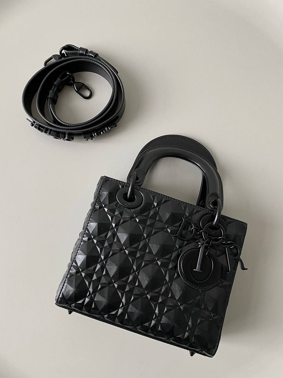 🈶钻石黑 𝗗𝗶𝗼𝗿 𝗟𝗮𝗱𝘆 𝗯𝗮𝗴四格 特殊处理的哑光牛皮钻石藤格纹 八个切割面挺括有型，全套磨砂材质五金 复古时髦感超强，真是什么场合都可以把住 绝对是lady中的天花板了，强势出圈啦姐妹们 （配送8个五金字母） 20×16.8×8cm#4360m