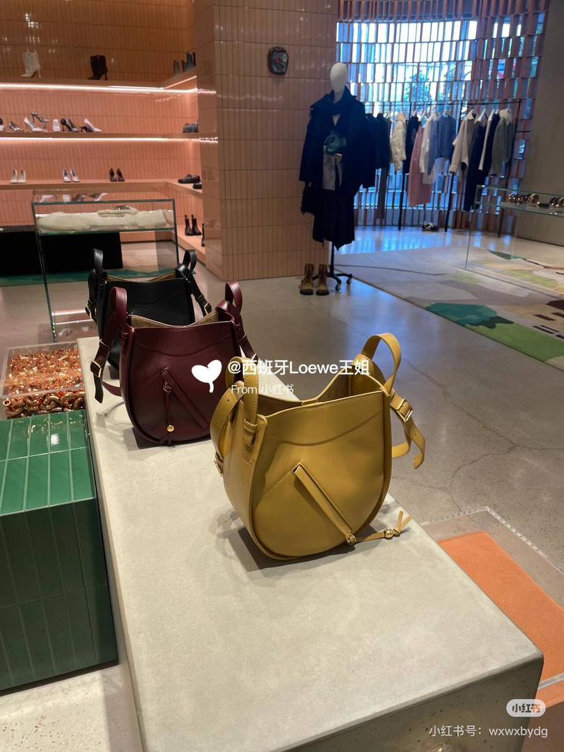 🎈新款吊床𝗛𝗮𝗺𝗺𝗼𝗰𝗸 𝗦𝗹𝗶𝗰𝗲 ——【酒红色到货‼️】 尺寸：𝟮𝟭-𝟮𝟱-𝟭𝟬𝗰𝗺 编码：652407 吊床𝗛𝗮𝗺𝗺𝗼𝗰𝗸家族迎来新成员—𝗛𝗮𝗺𝗺𝗼𝗰𝗸 𝗦𝗹𝗶𝗰𝗲，新作采用细腻柔软的亮面小牛皮制作而成，重新以纤巧比例焕新演变成新造型。搭配可拆卸可调节长肩带，灵活实现多功能背法及百变风格。